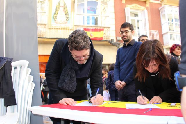 Una nutrida comitiva de Ciudadanos firma en apoyo de la equiparación salarial de Policía y Guardia Civil en Cartagena - 2, Foto 2