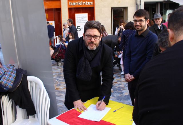 Una nutrida comitiva de Ciudadanos firma en apoyo de la equiparación salarial de Policía y Guardia Civil en Cartagena - 3, Foto 3