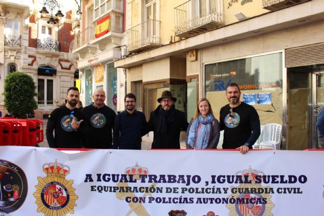 Una nutrida comitiva de Ciudadanos firma en apoyo de la equiparación salarial de Policía y Guardia Civil en Cartagena - 4, Foto 4