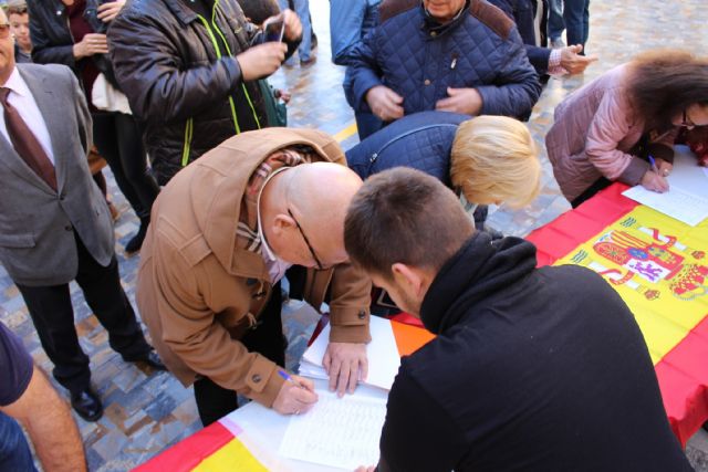 Una nutrida comitiva de Ciudadanos firma en apoyo de la equiparación salarial de Policía y Guardia Civil en Cartagena - 5, Foto 5