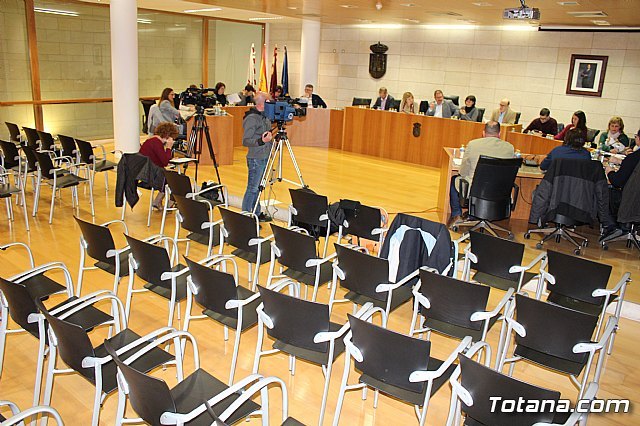 El Pleno aprueba por unanimidad la propuesta del Grupo Municipal Socialista para la equiparación salarial entre los diferentes cuerpos policiales, Foto 1