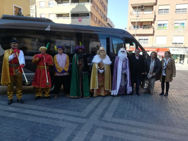 Los Reyes Magos de la Cofradía de Jesús de Murcia llevan un año más regalos a los niños en la Casa-Taller de El Campico - 1, Foto 1