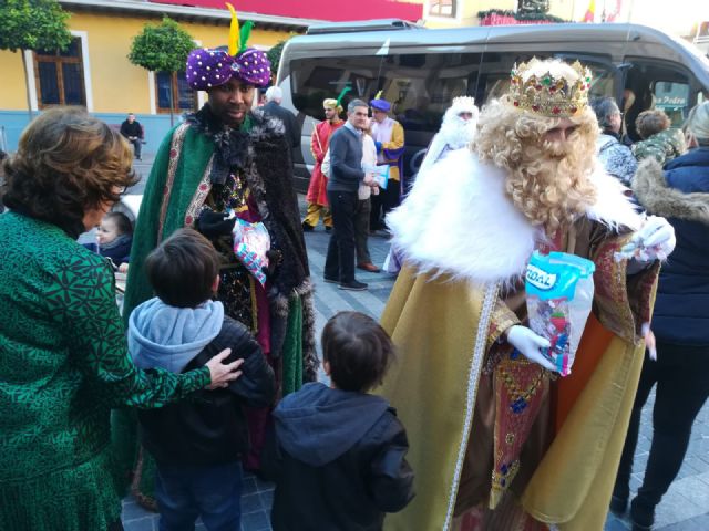 Los Reyes Magos de la Cofradía de Jesús de Murcia llevan un año más regalos a los niños en la Casa-Taller de El Campico - 2, Foto 2