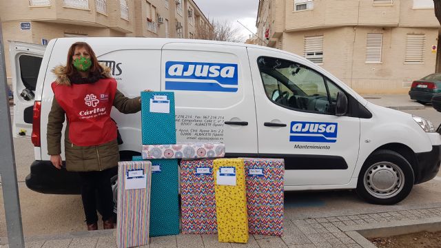 Ajusa reparte ilusión entre los niños del programa de Infancia de Cáritas Albacete - 1, Foto 1