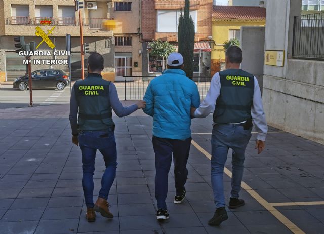 La Guardia Civil desmantela una organización criminal dedicada a la sustracción de abonos y productos fitosanitarios - 3, Foto 3