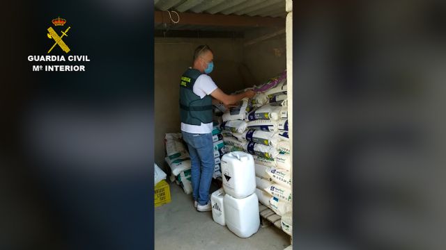 La Guardia Civil desmantela una organización criminal dedicada a la sustracción de abonos y productos fitosanitarios - 4, Foto 4