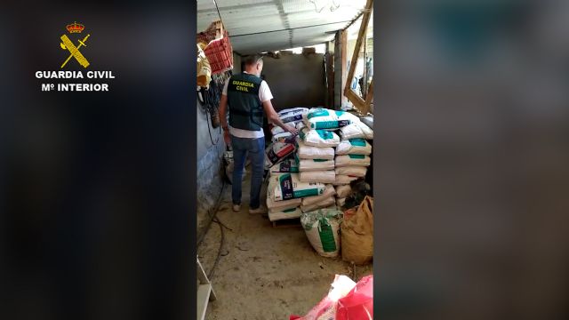 La Guardia Civil desmantela una organización criminal dedicada a la sustracción de abonos y productos fitosanitarios - 5, Foto 5