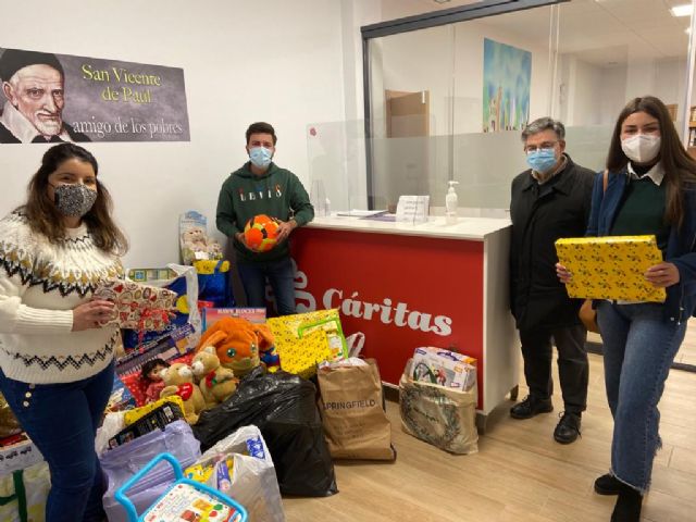 Nuevas Generaciones Águilas entrega a Cáritas más de 350 juguetes recogidos solidariamente por Navidad - 1, Foto 1