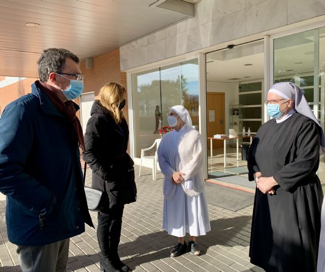 Regalos de Reyes para las Hermanitas de Los Pobres gracias a la rifa solidaria de la librería murciana Folder - 2, Foto 2