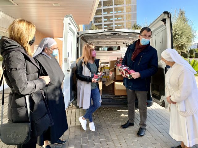 Regalos de Reyes para las Hermanitas de Los Pobres gracias a la rifa solidaria de la librería murciana Folder - 3, Foto 3