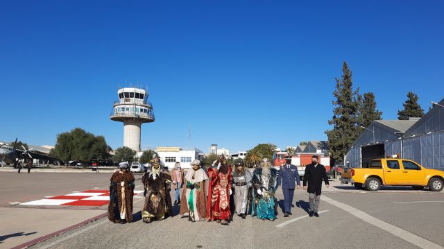 Los Reyes Magos llegan a la Base Aérea y recorren en una comitiva todos los barrios de Alcantarilla - 1, Foto 1