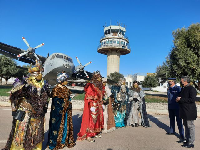 Los Reyes Magos llegan a la Base Aérea y recorren en una comitiva todos los barrios de Alcantarilla - 2, Foto 2