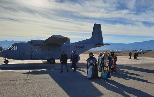Los Reyes Magos llegan a la Base Aérea y recorren en una comitiva todos los barrios de Alcantarilla - 3, Foto 3
