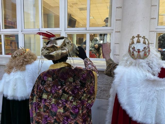 Los Magos de Oriente reparten ilusión por las calles de Águilas en la víspera del Día de Reyes - 3, Foto 3
