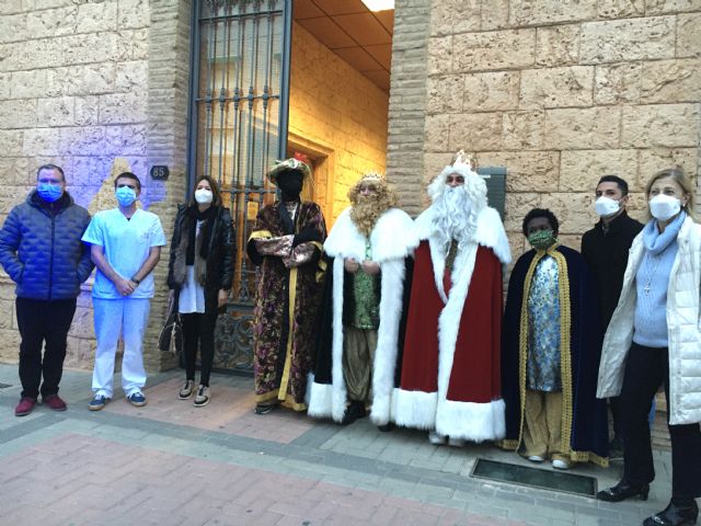 Los Magos de Oriente reparten ilusión por las calles de Águilas en la víspera del Día de Reyes - 4, Foto 4