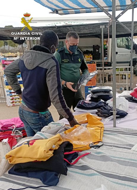 La Guardia Civil se incauta de más de 300 prendas textiles y calzado deportivo imitación de prestigiosas marcas - 1, Foto 1