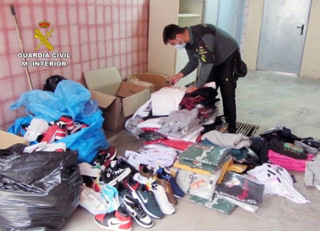 La Guardia Civil se incauta de más de 300 prendas textiles y calzado deportivo imitación de prestigiosas marcas - 2, Foto 2