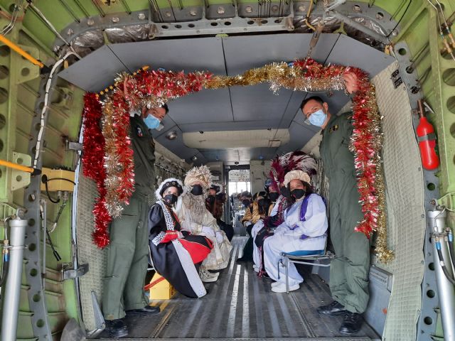 Los Reyes Magos llegan a la Base Aérea de Alcantarilla y reciben a los niños en el Parque del Acueducto - 1, Foto 1