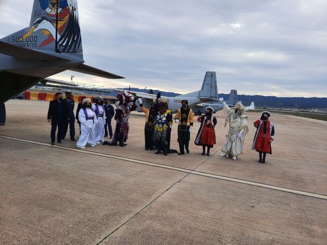 Los Reyes Magos llegan a la Base Aérea de Alcantarilla y reciben a los niños en el Parque del Acueducto - 2, Foto 2