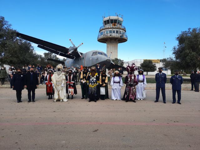 Los Reyes Magos llegan a la Base Aérea de Alcantarilla y reciben a los niños en el Parque del Acueducto - 3, Foto 3