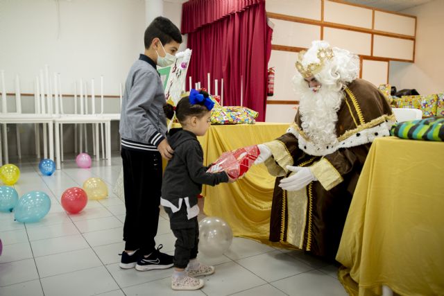 Los Reyes Magos entregan sus regalos en Los Mateos - 1, Foto 1