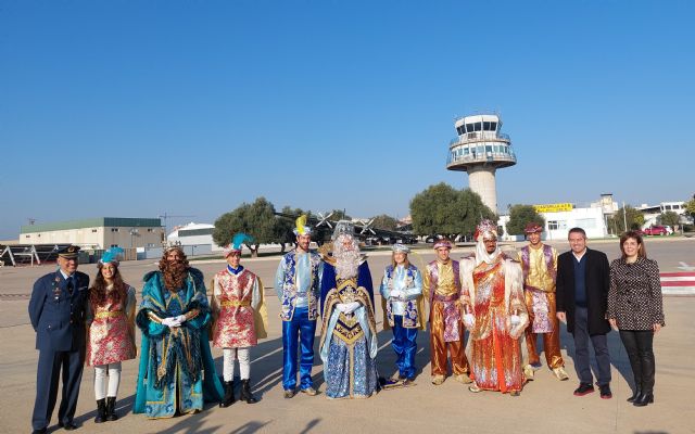 Los Reyes Magos llegan a la Base Aérea de Alcantarilla y reciben las cartas de los niños en la plaza Adolfo Suárez - 1, Foto 1