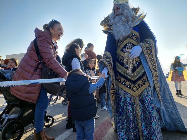 Los Reyes Magos llegan a la Base Aérea de Alcantarilla y reciben las cartas de los niños en la plaza Adolfo Suárez - 2, Foto 2