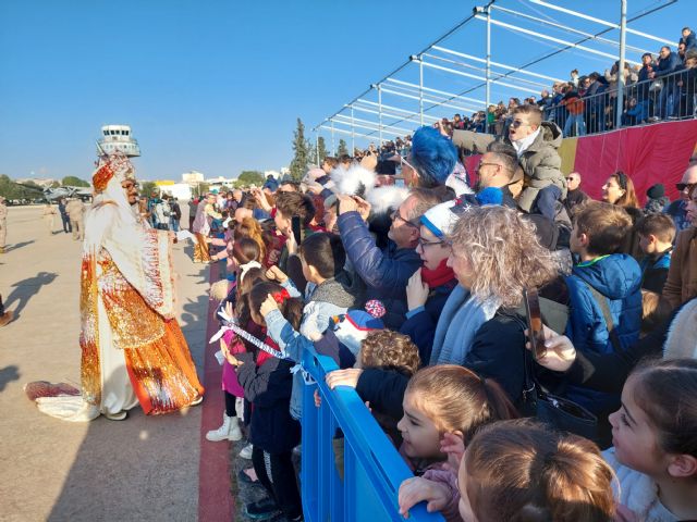 Los Reyes Magos llegan a la Base Aérea de Alcantarilla y reciben las cartas de los niños en la plaza Adolfo Suárez - 4, Foto 4