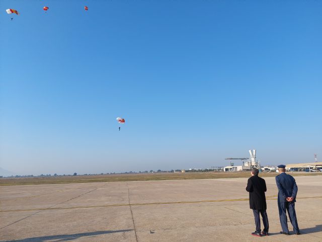 Los Reyes Magos llegan a la Base Aérea de Alcantarilla y reciben las cartas de los niños en la plaza Adolfo Suárez - 5, Foto 5