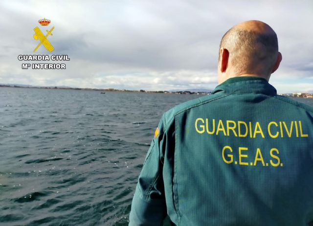 Rescatan y auxilian a dos jóvenes que habían naufragado en el Mar Menor - 1, Foto 1