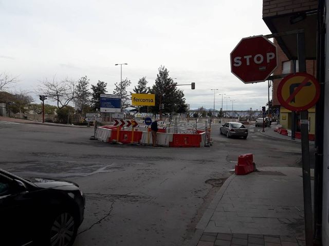 IU-Verdes denuncia que la rotonda entre Santa Clara y Juan Carlos I impide el paso fluido de vehículos de grandes dimensiones y pone en peligro la seguridad de los peatones - 1, Foto 1