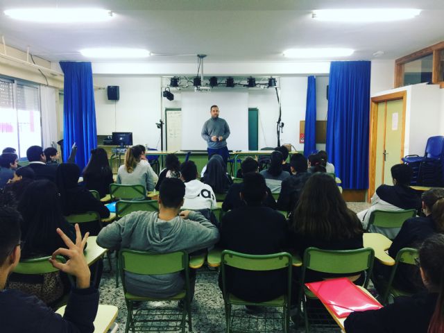 El concejal de Juventud visita los institutos para recoger propuestas de los jóvenes pinatarenses - 1, Foto 1