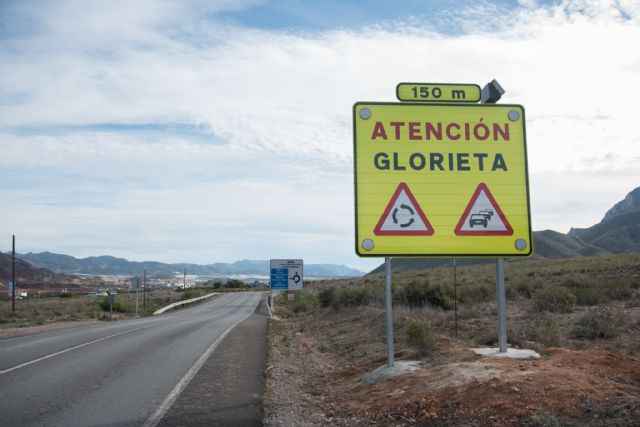La Comunidad mejora la señalizacin en la interseccin de la carretera de Mazarrn a Cañada de Gallego, Foto 1