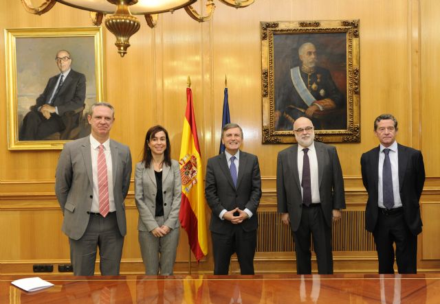 Saura preside la firma de protocolos entre Adif y las patronales Anfac, Feique y Unesid para impulsar el transporte de sus productos por ferrocarril - 1, Foto 1