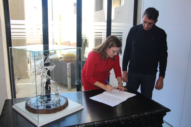 El escultor José Manuel Rebollo cede una alegoría en cristal del municipio al Ayuntamiento de San Pedro del Pinatar - 1, Foto 1