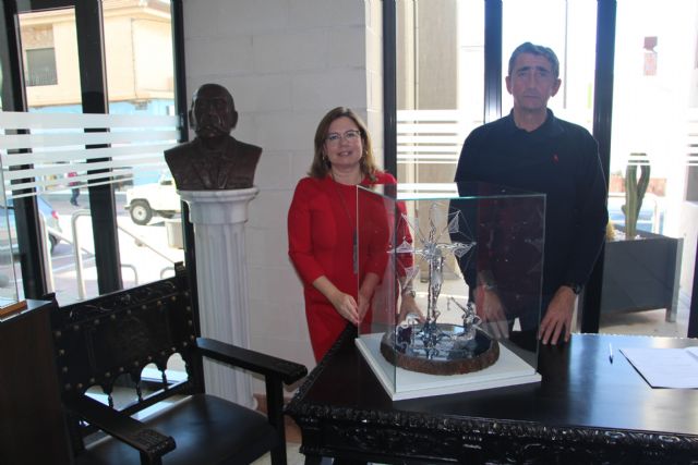 El escultor José Manuel Rebollo cede una alegoría en cristal del municipio al Ayuntamiento de San Pedro del Pinatar - 2, Foto 2