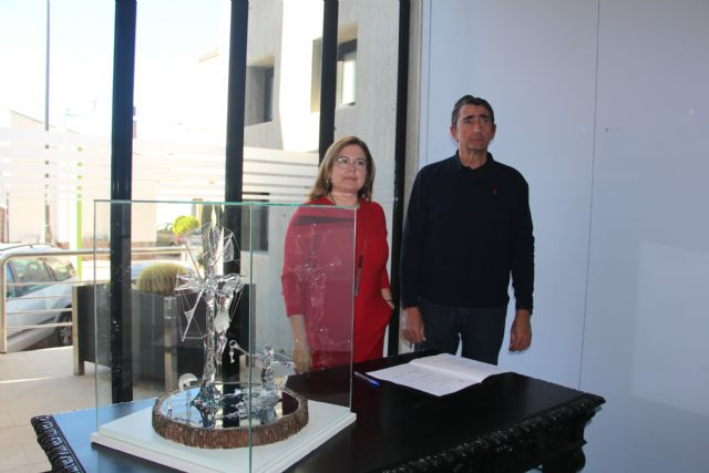 El escultor José Manuel Rebollo cede una alegoría en cristal del municipio al Ayuntamiento de San Pedro del Pinatar - 3, Foto 3