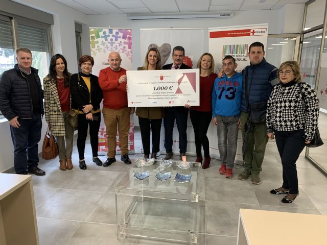 La Comunidad entrega a Cruz Roja la recaudación obtenida en la campaña solidaria 'El barro destruye y el barro crea' - 1, Foto 1