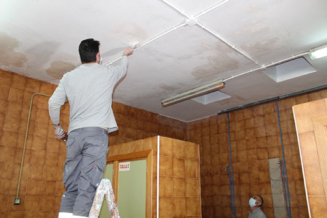 El Ayuntamiento lleva a cabo trabajos de mejora en los vestuarios del Pabellón Carlos García, Miguel Hernández y del Polideportivo La Hoya - 4, Foto 4