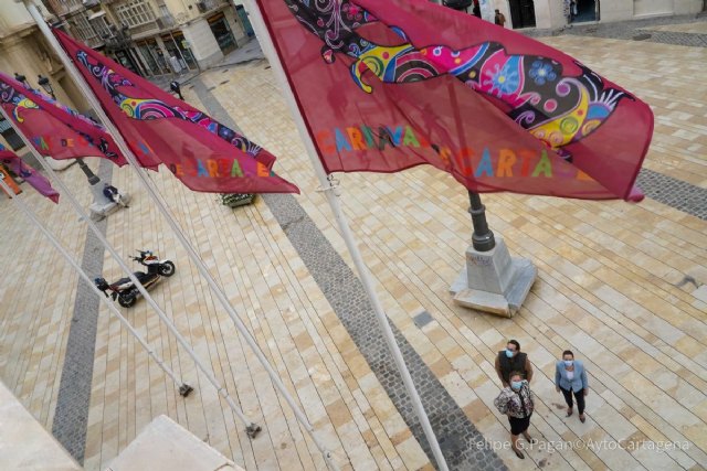 Las banderas del Carnaval de Cartagena ya ondean frente al Palacio Consistorial - 1, Foto 1