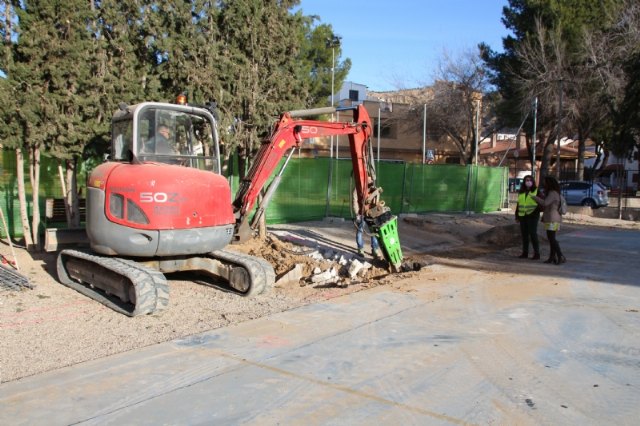 Comienzan los trabajos para cubrir una de las pistas del CEIP Gins Daz - San Cristbal, Foto 1