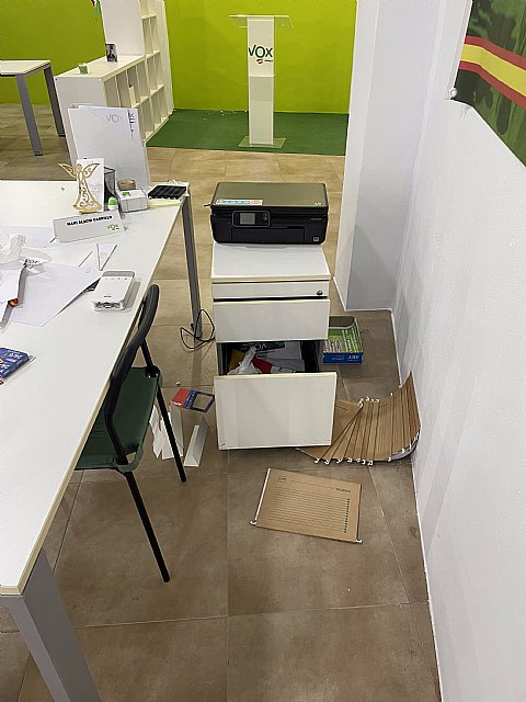 Muerte a vox. Los radicales extremistas y totalitarios atacan el punto de encuentro de VOX Jumilla - 4, Foto 4