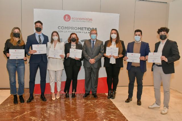 El Colegio de Economistas de Murcia apoya la excelencia de los estudiantes - 1, Foto 1
