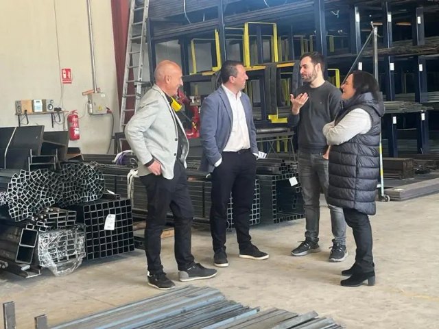 El alcalde de Mula visita AC Hierros en el polígono industrial del municipio - 1, Foto 1