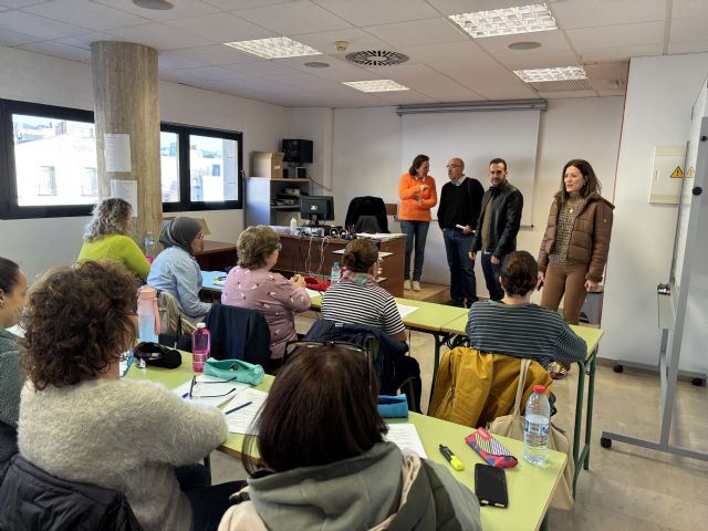 La alcaldesa visita a los participantes en los distintos cursos formativos puestos en marcha por el Ayuntamiento - 1, Foto 1