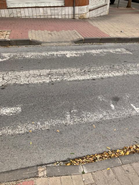 Podemos-Cieza advierte del peligro que supone la existencia de muchos pasos de cebra casi borrados - 1, Foto 1