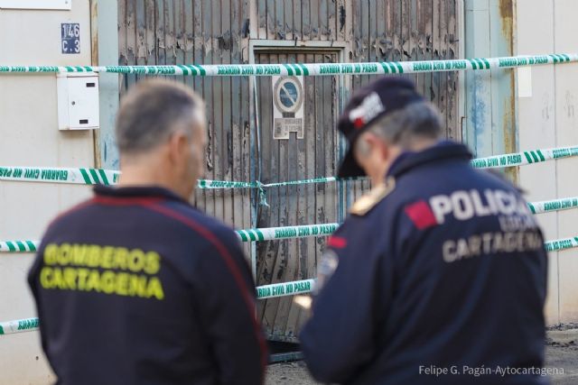 ACTUALIZACIÓN: Bomberos de Cartagena extinguen un incendio en el polígono Cabezo Beaza - 1, Foto 1