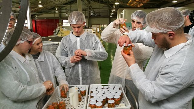 Alumnos holandeses se forman en el CIFEA de Molina en técnicas de procesado de conservas vegetales y elaborados cárnicos - 1, Foto 1