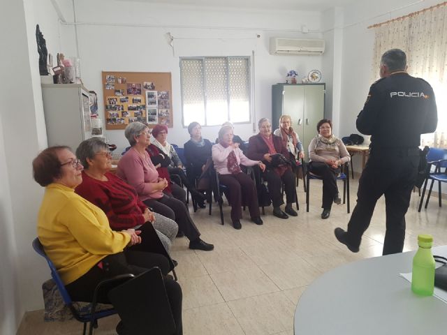 La Concejalía de Igualdad de Molina de Segura, en colaboración con la Policía Nacional, imparte charlas sobre seguridad a las asociaciones de mujeres - 1, Foto 1