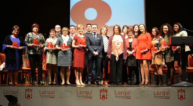 El Ayuntamiento hace entrega de los premios 8 de Marzo a las mujeres trabajadoras de la escuela municipal infantil - 1, Foto 1